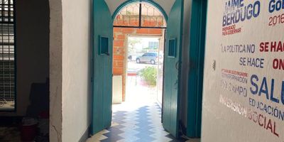 Se arrienda y/o se vende casa lote de 810M2. Cuenta con sala comedor, 6 habitaciones, 3 baños, cocina, patio y zona de labores. Cerca de droguerías, restaurantes, supermercados, sector comercial y vías de fácil acceso