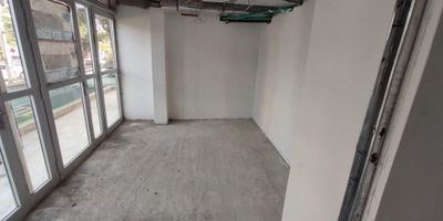 Si te atrae emprender tu negocio en un buen sector de la ciudad, en un punto estratégico, esta oportunidad es para ti!! Arriendo local comercial  ubicado en el sector de san Vicente es un local con un área de 18 m2 maravillosamente bn distribuido que te brindara la mayor comodidad a ti a tus clientes ya que es bastante amplio, fresco, cómodo, ubicado con fácil vías de acceso en vía principal, ideal para consultorio medico o farmacia  no pierdas esta maravillosa oportunidad de montar tu negocio en esta zona con alto tráfico comercial. ven y conócelo! nota valor del canon mas iva