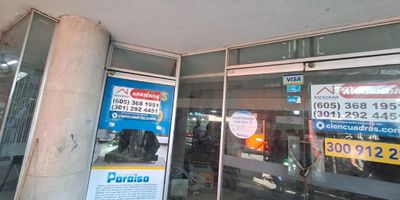 Se arrienda local duplex de 1700 M2, cuenta con piso de granito, oficinas, 4 baños, cocina. Se encuentra en excelente ubicación de la ciudad, cerca de bancos, zona comercial, ruta de buses, fácil acceso.( Sumar Iva al canon ).