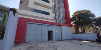 Si te atrae emprender tu negocio en un buen sector de la ciudad, en un punto estratégico, esta oportunidad es para ti!! se arrienda edificio de  cuatro platas ubicado en la circunvalar es un edificio con un área de 1430 m2 maravillosamente bn distribuido que te brindara la mayor comodidad a ti a tus clientes ya que es bastante amplio, fresco, cómodo, ubicado con fácil vías de acceso en vía principal, ideal para oficinas empresariales, con área de descargue de mercancía ,bahía de parquedero, sala de juntas, no pierdas esta maravillosa oportunidad de montar tu negocio en esta zona con alto tráfico comercial. ven y conócelo!