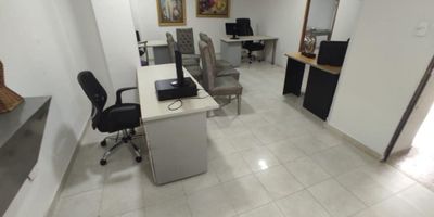 Si te atrae emprender tu negocio en un buen sector de la ciudad, en un punto estratégico, esta oportunidad es para ti!! Arriendo oficina comercial ubicado en el norte de barranquilla barrio el porvenir es una oficina con un área de 65 m2 maravillosamente bn distribuido que te brindara la mayor comodidad a ti a tus clientes ya que es bastante amplio, fresco, cómodo, ubicado con fácil vías de acceso en vía principal, con seguridad 24 horas bahía exterior de parquedero no pierdas esta maravillosa oportunidad de montar tu negocio en esta zona con alto tráfico comercial. ven y conócelo! nota valor del canon + IVA