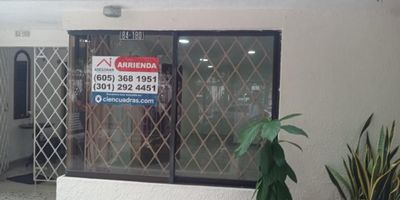 Se arrienda Apto estudio de 35 M2, cuenta  con una habitación, baño, zona de labor, parqueadero dentro de la terraza el apto estudio incluye dentro el canon lo servicios públicos, tv cable e Internet. Fácil acceso transporte publico cercano, a pocos de restaurantes, tiendas, y zona residencial.