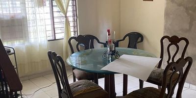 Vendo casa de esquina tiene 385 M2. Cuenta con sala comedor, cocina, 3 habitaciones, 2 baños, patio y parqueadero. Adicional tiene un aparta estudio con 1 alcoba , 1 baño y zona de labores. Cerca de droguerías, restaurantes, sector comercial y vías de fácil acceso