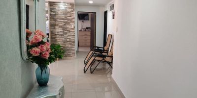 Se Vende apartamento de 75 M2 en edificio, Consta con 2 habitaciones, cocina integral, dos Baños, baño en cuarto principal, edificio cuenta parqueadero, ascensor, vigilancia, piscina se encuentra ubicado en zona residencial y comercial, a pocos pasos de centro comerciales, bancos,  restaurantes, tiendas, droguería, fácil acceso, transporte publico cercano