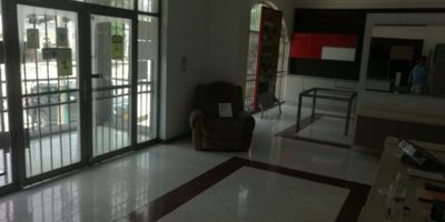 Arriendo bodega de 1000 M2. Cuenta con pisos de altas resistencia, excelente iluminación, cocina, oficinas administrativas con pisos en baldosa, baños independientes y parqueadero. Cerca de droguerías, restaurantes, sector comercial y vías de fácil acceso