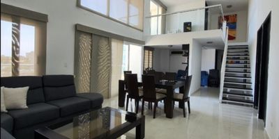 se vende pent-house dúplex  en exclusivo sector de Miramar consta de 3 amplias habitaciones sala-comedor, cocina integral, área de labores, cocina integral equipada,balcón con excelente vista cuarto de servicio con baño incluido 2 parqueadero privado, el edificio cuenta con todas las areas salón social,piscina, parque mirador, con acceso a vías principales tales como la cra 43 cerca a centro comerciales.