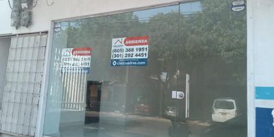 Se arrienda  amplio Local Comercial de 30 M2. Cuenta con puerta de seguridad de vidrio, baño independiente, pisos en cerámica, paredes pulidas y pintadas excelente iluminación y Bahía de parqueo. Cerca de supermercados, Droguerías, restaurantes, gimnasios, sector comercial y Transporte publico cercano.Sumar el Iva al canon de arrendamiento