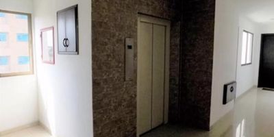 Se Vende Apartamento de 89 Mt. Cuenta con sala-comedor, 2 habitaciones, 2 baños, cocina integral, balcón lado sombra con excelente vista, zona de labores, cuarto y baño de servicio, cuenta con calentador. El edificio cuenta con ascensor y salón social