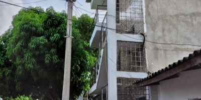 se vende casa con 2 apartamentos incluidos 2 y 3 arrendados actualmente ubicada en calle principal en soledad ubicado en el barrio parque residencial muvdi 2 etapa cada apto consta de 3 habitaciones 2 baños con acceso a trasporte publico cercano centro comercial plaza del sol, vías principales, ven y conócela.