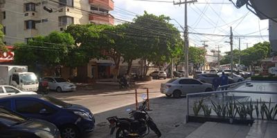 Se arrienda local comercial de 40 M2,  cuenta con piso alto trafico, baño, se encuentra ubicado en zona comercial , en vía principal, transporte publico cercano, fácil acceso