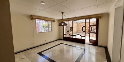 ¡Descubre la casa de tus sueños! Esta magnífica propiedad residencial ubicada en la Alhambra  está disponible para venta y ofrece una excelente oportunidad para adquirir un hogar de espacios amplios que se ajusta a todas tus necesidades. Esta espaciosa casa cuenta con 4  habitaciones y 2 baños.  Alcoba y baño de servicio, estudio, dos estar de alcobas , una terraza para BBQ, zona de ropas amplia, dos parqueaderos cubiertos y dos exteriores.. Seguridad 24/7. Perfecta para las familias que buscan espacio y comodidad. Ubicada en barrio residencial tradicional, con parques vías de acceso, adicionalmente puede ser un inmueble ideal para inversión para adecuar como una vivienda multifamiliar o bifamiliar de tres pisos. ¡Contáctanos hoy mismo para programar una visita!