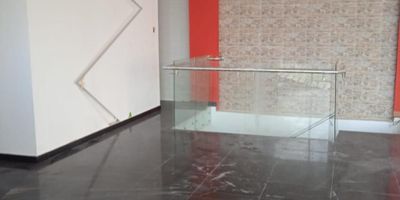 Se arrienda local de 103 M2, Excelente ubicación de la ciudad, cuenta con cocina, terraza. A pocos pasos de super mercado, restaurantes, hoteles. Fácil Acceso, transporte publico cercano