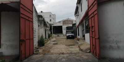 Se Vende o se Arrienda Bodega de 1200 m2 tiene una excelente ubicación de la ciudad, consta Área piso 337 m2, Oficinas 104 m2, 2. En zona comercial y vias de facil acceso.