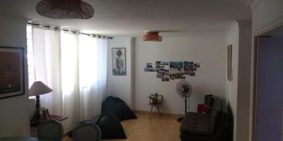 Se vende apartamento en edificio de 110m2, en excelente ubicación de la ciudad, Consta de 3 habitaciones, 2 baños, cuarto y baño de servicio, patio, amplio fresco iluminación natural, cómodo parqueadero, citófono, vigilancia 12 horas, cerca de parques, centro comerciales, restaurantes y de fácil acceso, transportes públicos cercano