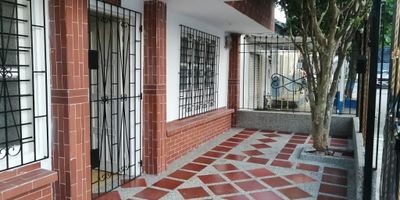Se vende casa de 195 Mt. Cuenta con sala-comedor, 3 alcobas, 1 baño, patio, zona de labores, casa enrejada,  con garaje interno, 1 caja de aire, área aérea libre.