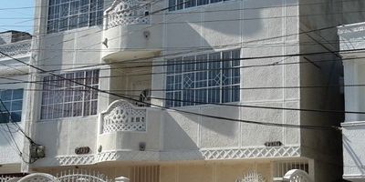 Se vende casa de 2 niveles con apartamento en el 3er piso de 300 Mt. Cuenta con sala-comedor, cocina, garaje, terraza,7 habitaciones, 6 baños, patio, sala de estar, balcón, zona de labores y cuarto de ropa.