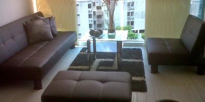 Arriendo y/o Vendo aparta estudio amoblado de 43 M2. Cuenta con sala comedor, cocina tipo americano, 1 alcoba, baño con jacuzzi, zona de labores y 2 garajes. Cerca de centros comerciales, restaurantes, clínicas, colegios y fácil acceso a rutas de transporte