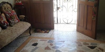 Arriendo o Vendo casa de 547 M2 en Los Alpes. Cuenta con ante sala, sala, comedor, cocina integral cerrada, estudio, 5 cuartos, 5 baños, balcón, patio, cuarto y baño de servicio, garaje bajo techo para 4 carros.El edificio tiene garaje para 4 carros. Cerca parques, colegios y parroquias