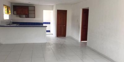 Arriendo apartamento amplio de 80 M2 ubicado en un segundo piso. Cuenta con sala comedor, cocina, 2 habitaciones, 1 baño y área de labores. No tiene parqueadero. Buena iluminación. Fácil acceso a Murillo. Cerca a la Iglesia Chiquinquira, colegios y parques