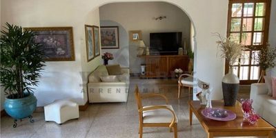 finca en Copacabana nos ofrece una área de 6.400 metros, casa de 240 metros aproximadamente, 4 alcobas, 4 closet, 3 baños, cocina integral, sala comedor, piso en baldosa, terraza, parqueadero para 4 carros, casa de mayordomo 1 alcobas, 1 baño, cocina integral, sala, cuarto de herramienta, piscina, zonas verdes, arboles frutales, acceso en carretera pavimentada y rieles, buen transporte publico.