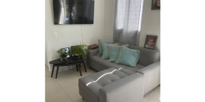 Este hermoso y moderno apartamento se encuentra disponible para la venta en Rionegro, una de las ciudades más prósperas y atractivas del departamento de Antioquia. Ubicado en una zona residencial tranquila y segura, este inmueble ofrece un estilo de vida cómodo y conveniente para ti y tu familia.

Con un área total de 60 M2, perfectamente distribuido en 2 alcobas amplias, ideal es para descansar y relajarse después de una larga jornada, que brindan privacidad y comodidad a todos los habitantes de la casa. Este apartamento también cuenta con una amplia zona social que incluye un balcón con una vista a zona verde. Además, cuenta con un baño auxiliar, perfecto para recibir visitas, y un baño en habitación principal, ideal para los momentos de intimidad. La cocina de este inmueble es también un espacio destacado, ya que está equipada con todo lo necesario para preparar tus comidas favoritas. Además, cuenta con un cómodo y moderno calentador, perfecto para los días fríos de invierno.

En cuanto a las características externas, este apartamento no se queda atrás. Su acceso pavimentado asegura un fácil y cómodo acceso en cualquier momento, mientras que su ubicación cerca de colegios y universidades lo convierte en una excelente opción para aquellos que buscan una vida académica activa. Además, este inmueble cuenta con un garaje privado, lo que te brinda tranquilidad y seguridad para tus vehículos. La portería  te garantizan un servicio de seguridad las 24 horas del día, para que puedas vivir con total tranquilidad y confianza. No pierdas la oportunidad de vivir en este hermoso apartamento en Rionegro, Antioquia. Contáctanos hoy mismo para más información y para programar una visita. ¡Haz de este lugar tu nuevo hogar!
