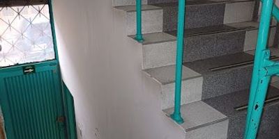 Primer piso de 98.54 mts2 recepción, dos baterías de baño y vestier.  Mezzanine 62.1 mts2 dos oficinas.  Segundo piso 167 mts2 dos oficinas, dos comedores, una cocineta y cuatro baños.  Tercer piso 167 mts2 dos oficinas, hall y dos baños.  Cuarto piso 167 mts2 sala de juntas, dos salas exhibición y dos baños