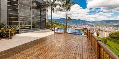 Espectacular casa campestre con amplios espacios, área total de 1.856 m2 , área construida 465,5 mts2, distribuidos en cuatro alcobas con baño privado y vestier cada una,alcoba de servicio,biblioteca,estar,cocina cerrada,comedor,sala,piscina privada,turco,alcoba principal con jacuzzi,bañera en una de las alcobas auxiliares,domotica,lavaplatos electrico,torre de hornos,cocina industrial,cortinas y blackaut instalados, excelente vista panoramica,en unidad cerrada con vigilancia veinticuatro horas.