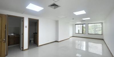 Excelente oficina ubicada en el poblado barrio Astorga, sector de alta demanda ya que esta muy en uno de los mejores sectores de la ciudad, cuenta con baño y cocineta, un parqueadero cubierto y vigilancia 24 horas con rondero. 