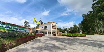 dos espectaculares lagos (1.8 hectáreas cada uno) planta de tratamiento de agua potable increíbles vistas al cañón del chicamocha zona social para el disfrute de la familia piscinas para adultos y niños redes de energía áreas salas de reuniones portería y vigilancia 24 horas escenarios deportivos (cancha múltiple, cancha de fútbol 7 y cancha de tenis).