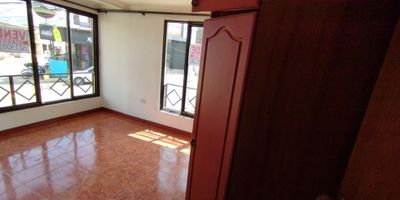 ? Venta de Casa en La Pradera, Villamaría

¡Oportunidad de inversión en una casa amplia y multifuncional! Esta propiedad es perfecta tanto para vivir como para generar ingresos adicionales, gracias a su distribución en dos pisos con un local comercial y dos apartamentos independientes.

? Espacio Amplio: Con un lote de 91 m² y 184 m² construidos, esta casa ofrece generosos espacios distribuidos en dos niveles.

? Piso 1:


 Local comercial con excelente ubicación.
 Apartamento con 2 habitaciones (1 con closet), sala-comedor, estudio pequeño, cocina con gabinetes, patio y 1 baño.


? Piso 2:


 Apartamento con 3 habitaciones (2 con closet), 1 baño, estudio, sala-comedor, y cocina con gabinetes.


? Ideal para Inversión: Esta propiedad brinda la posibilidad de generar ingresos mediante el alquiler del local comercial y los apartamentos, o utilizar uno de los espacios como tu vivienda personal y arrendar el resto.

? Ubicación Privilegiada: Situada en un estrato 3, en el sector de La Pradera, Villamaría, la casa está ubicada en una zona residencial tranquila, con fácil acceso a servicios, comercios y transporte.

No dejes pasar esta oportunidad única. ¡Contáctanos para más información y agenda una visita!


 
