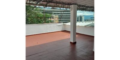 Casa en venta en el barrio el progreso de Floridablanca, la propiedad cuenta con cuatro niveles, seis habitaciones, 4 baños, cocina integral, en el primer nivel se ubica garaje y patio de ropas, asi mismo cuenta con terraza. Como referencia se ubica cerca a la Fosunab. Escribenos y agendamos cita para conocer el inmueble