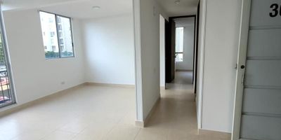 ALQUILER: apartamento en ciudad guabinas piso 3 con ascensor, cuenta con sala, comedor, cocina, baño completo, dos habitacioenes con closet, zona de ropas. la unidad cuenta con piscina para adultos y niños, salon social, gimnasio, zona infantil, parqueadero comunitario. INFO: 3112405041 JOHN JAIRO MONTOYA