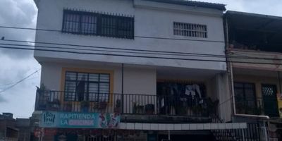 ¡Tu negocio y tu hogar en un mismo lugar, en el corazón de La Independencia!
Aprovecha esta gran oportunidad de inversión con este local comercial con vivienda, ideal para quienes desean emprender o ampliar su negocio.
El inmueble cuenta con un amplio salón principal, baño social, cocina sencilla, una alcoba con closet, y una zona de oficios con lavadero de ropa y punto para lavadora. Los servicios de agua y energía son compartidos y no cuenta con gas natural.
Ideal para montar tu negocio, consultorio, barbería o tienda, mientras disfrutas la ventaja de tener tu espacio residencial en el mismo lugar.
Ubicado sobre la Carrera 39, una zona de alto flujo vehicular y peatonal, este inmueble goza de excelente visibilidad. Su entorno es altamente dinámico, rodeado de negocios como Sándwich Cubano y la Galería Santa Helena, lo que garantiza un constante movimiento de clientes potenciales.
¡No dejes pasar esta excelente oportunidad! Contáctanos y agenda tu cita para conocerlo hoy mismo.