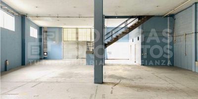 Excelente bodega en arriendo en un estratégico sector industrial al sur de la ciudad, con fácil acceso. Ubicada en una de las mejores unidades industriales, cercana al metro y a la autopista sur, esta propiedad ofrece:
    •    Puerta para camión y acceso fácil para carga pesada
    •    Pisos reforzados y doble altura
    •    Energía trifásica
    •    Dos niveles con opción para instalar un malacate de carga
    •    Oficinas administrativas con vista panorámica al exterior
    •    Portería y vigilancia 24/7

Esta bodega es, sin duda, una excelente opción para tu empresa.

 
