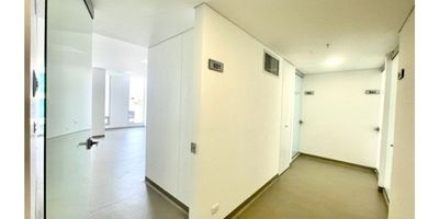 Consultorio nuevo en Edificio Vitale,  grandes beneficios y comodidades para médicos y pacientes como pisos sin divisiones, ascensor privado para médicos, planta eléctrica de suplencia, planta purificadora de agua y sistema completo contra incendios. Garaje cubierto y parqueadero de visitantes. Las nuevas plataformas tecnológicas permitirán optimizar la programación de citas médicas, el uso de los consultorios, sala de juntas y el aprovechamiento de las áreas comunes.
