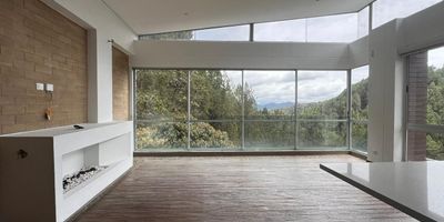 Apartamento en arriendo en unidad cerrada sector tranquilo, zona campestre y poco flujo vehicular. Cerca a estacion de servicios y malls comerciales. Piso en madera, chimenea, sala y comedor independiente, 3 alcobas con baño en la principal, cocina integral abierta, y parqueaderos independientes descubierto y cubierto . Conjunto cerrado, zonas verdes, vigilancia 24 hrs, citofonia y circuito cerrado de tv. *Inmuebles sujetos a verificación de disponibilidad.*
