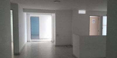 Arriendo casa comercial en Arboleda, Manizales

Se arrienda excelente casa comercial en La Arboleda, Manizales. Esta propiedad de tres niveles cuenta con 400 m², parqueadero descubierto y zona de parqueo.

Está diseñada para instituciones de salud, con áreas de recepción, salones para oficinas, baterías de baños y baños independientes. Ubicada en una zona muy segura y de fácil acceso a transporte público, es ideal para tu negocio.
