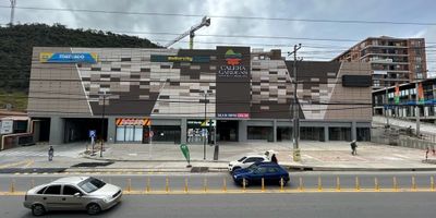 Local 324, área 13m2. Oportunidad con retorno de inversión de inmediata, cuenta con contrato arrendamiento, ubicado frente al CINEMA en tercer piso del Centro Comercial Calera Gardens, ubicación estratégica vía nacional en el casco urbano del municipio de La Calera a 9 Km del Peaje los Patios y a 16 km de Bogotá, La Calera y poblaciones aledañas han tenido un desarrollo urbanístico importante, creciendo el número de familias quienes requieren de una red de atención en el sector salud,  zona de entretenimiento, gastronomía entre otros servicios. El CENTRO COMERCIAL CALERA GARDENS Cuenta con marcas como - Dollarciy - VO Cines entre otras. Parqueadero público, plazoleta, zona infantil, oficinas  y consultorios. Cod: 3386