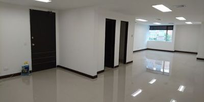 Oficina en excelente ubicación cerca a centros comerciales, restaurante y almacenes de cadenas. Fáciles vías de acceso Av. Regional y autopista. Un solo espacio, baño privado y cocineta. Excelente iluminación, aire acondicionado y cableado de red. Código Abad Faciolince OFI693, asesor Luis Guillermo Giraldo, con celular 312 575 2036. 