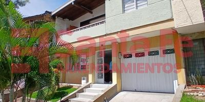 INMUEBLE SUJETO A VERIFICACION DE DISPONIBILIDAD, LA PROPIEDAD CUENTA CON SALA COMEDOR, TRES CLOSET, COCINA INTEGRAL, ESTUFA MIXTA, ALACENAS, EXTRACTOR, CALENTADOR A GAS, BANOS CABINADOS EN ACRILICO CON ESPEJOS, UN PATIO SEMICUBIERTO, UN PATIO CUBIERTO, MOLDURAS EN YESO, PISO EN BALDOSA