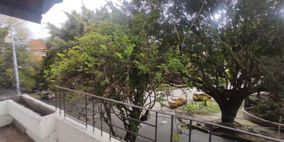 Bodega arrendamiento simon bolivar, comoda bodega en 3er piso por escalas, con multiples espacios ideal para, carpintería, zapatería, confecciones o afines, techo en tablilla y teja de barro con buena altura, baldosa roja antigua, 2 baños completos, balcón, casi en la esquina con la carrera 84, enseguida del colegio Salazar y Herrera, cerca a la 80 y al Exito de Laureles.