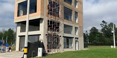 Bemsa inmobiliaria, renta hermosa bodega, vía el tablazo Rionegro, cerca a zona e (128 mts), con posibilidad de malacate, portería de control de entrada y salida, vigilado 24 horas para mayor sensación de seguridad, cuarto útil como zona común, zona para recolección y reciclaje de basuras vías pavimentadas con zonas verdes y calzadas, parqueaderos, ubicado sobre la vía de acceso principal a Rionegro, a diez minutos del aeropuerto j.m.c