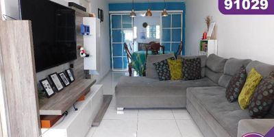 Apartamento en venta más un local en soledad ubicado en el barrio La arboleda, con un área lote aproximada de 131.75 mt2, distribuidos de la siguiente manera: el apartamento cuenta con 3 habitaciones y 2 baños, el local cuenta con un baño, sala-comedor, cocina semi integral y zona de labores, buena distribución en sus áreas con buenos y modernos acabados, es fresco y acogedor, su entorno es tranquilo, residencial con cómodas vías de acceso y facilidad al transporte publico cercano, sobre el sector puede encontrar, supermercados, restaurantes y centro comercial.