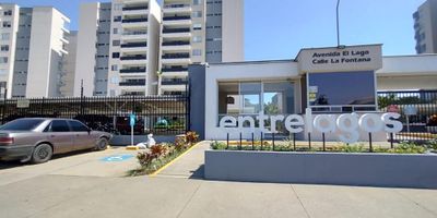 Administramos y servicios Alquila hermoso apartamento primer piso, con amplio balcón no da el sol, sala comedor amplio, con persianas y blak out , cocina integral con estufa empotrada, baño social, baño de empleada, baño de habitaciones, balcón de habitaciones, patio con calentador. 3 habitaciones, con closet, la principal con Vestier y baño, sala de star tv, senderos ecológicos piscinas, lago al lado de la unidad parqueadero doble