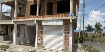 Se vende casa Esquinera ubicada en Manzanares de Ciudad Del Valle sector 6 ubicada sobre la vía Cali Candelaria,esta propiedad cuenta con una estructura  avanzada en el segundo piso para la continuación de la construcción de 4 pisos, está distribuida en 2 pisos independientes , tiene plancha y local, actualmente el primer piso tiene un apartamento con su obra Blanca , un local con su baño, en el segundo piso en obra gris ya están sus divisiones , el tercer piso la plancha.