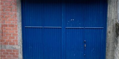 Bodega muy bien ubicada sobre vía principal, amplia, iluminada, cuenta con 2 baños con ducha, cocina, suelos en cerámica, zona industrial, zona verde para parqueadero, tiene energía 110 V. y también energía trifásica 220 V. 

Altura de la bodega 5 metros libres
