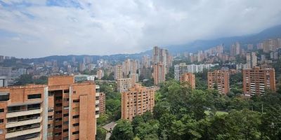 Un penthouse dúplex de grandes espacios , con 680m2, 4 habitaciones con baño, biblioteca, salón comedor independientes, amplia cocina con dos despensas, alcoba principal con estar privado, balcón, vista panorámica, 6 parqueaderos y unidad completa. Código de Abad Faciolince APA8453. Asesor Carlos Echeverry 3136747493