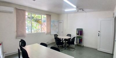 Codigo 25880. Casa Local en arriendo ubicada en Medellin sector LaurelesEl inmueble cuenta con:* Baño privado* Puerta peatonal* Persiana enrollable* Cocineta* Energía monofásica* Parqueadero sencilloCerca a: Segundo Parque de Laureles, La Miguería Laureles, Mall Laureles y Éxito de Laureles.