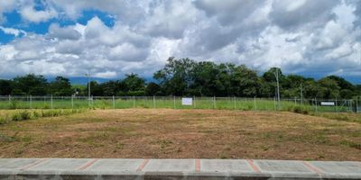 Lote medianero campestre  de 750 mts2,  en venta en el sector  Pensilvania Centro Poblado el Totumo San Lorenzo, proyecto que está destinado para realizar casas de un solo nivel, contara con 82 casas. El conjunto en este momento cuenta con zonas sociales totalmente terminadas piscina, amplias zonas verdes, salón social, jacuzzi. El valor de la administracion 460.000