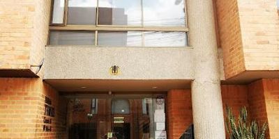 Oficina en venta en Bogotá, en el barrio Chico Norte II, Cundinamarca. Este espacio de 57.24 m² ha sido remodelado y está listo para su negocio. Cuenta con un baño, cocineta y dos garajes cubiertos. El inmueble ofrece vigilancia 24 horas, garantizando un ambiente seguro. Su ubicación en Chico Norte es estratégica, con fácil acceso a servicios y principales vías de la ciudad. Para conocer esta oficina en venta, puede contactarnos por WhatsApp, quiero que me contacten o ver teléfonos.